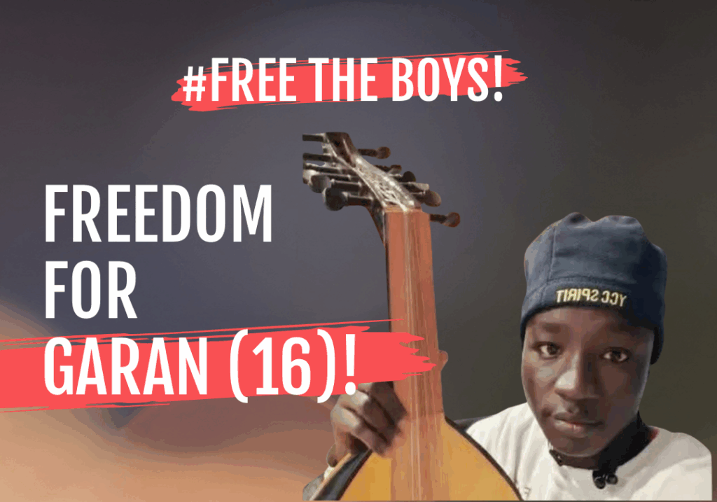 Griechenland, Kreta.
Noch ein Kind, floh er aus dem Südsudan und Sudan und wurde mit vorgehaltener Waffe gezwungen, das Boot zu steuern – jetzt droht ihm in der EU eine lebenslange Haftstrafe. Am 01.09. wird er vor Gericht stehen.