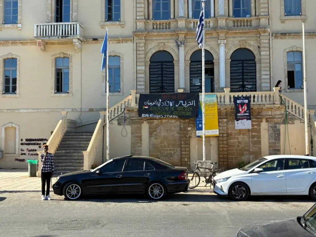 Am 01.09 hätten dutzende junge Männer aus dem Sudan, Bangladesch und Ägypten in Chania, Kreta vor Gericht stehen sollen. Doch keiner der angekündigten Prozesse fand statt.